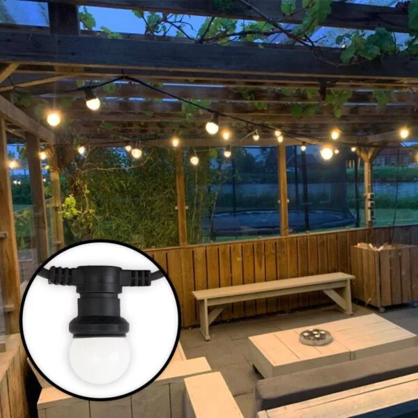 Location Guirlande guinguette LED noire 68 lampes blanches 1 W